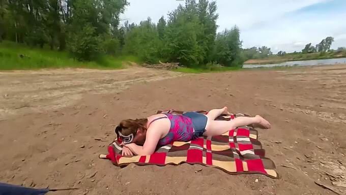 Russian Wife Gives An Extreme Oral Pleasure On The Beach