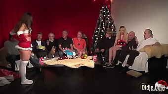 En Het Jul Gruppsex Med Erfarna Gamla Män Och Kåta Tonåringar