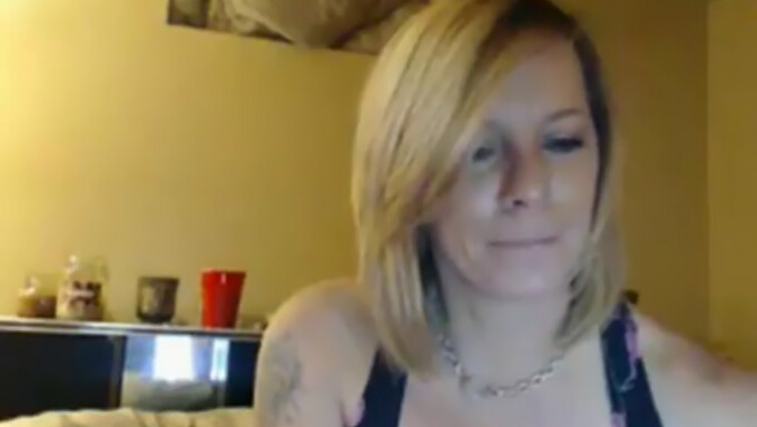 Amatør Milf Onanerer På Webcam