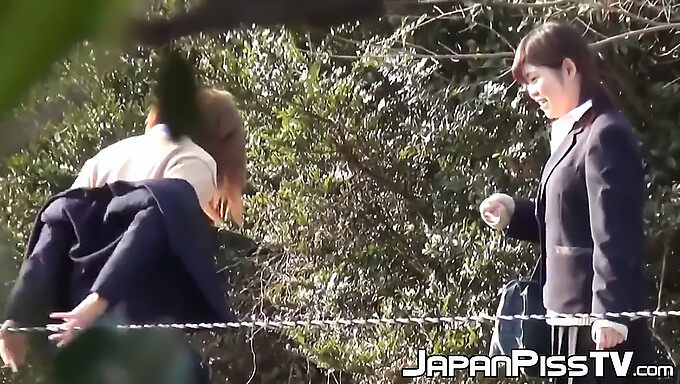 Colegialas Traviesas De Japón Se Entregan A Orinar En Público En Este Video Kinky